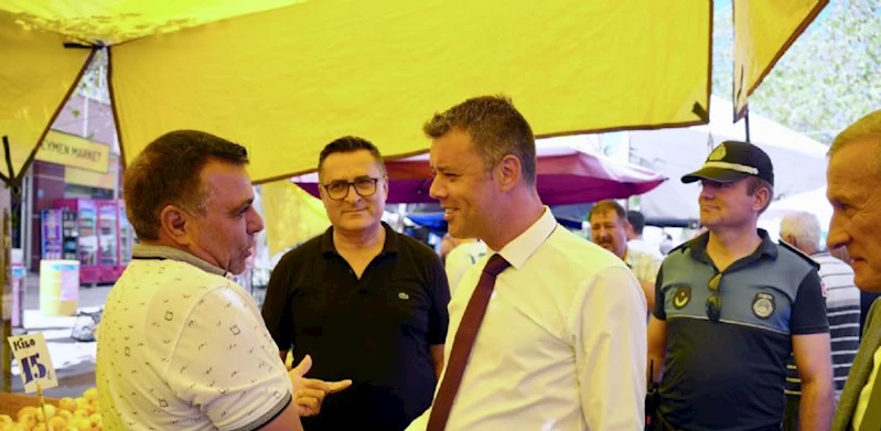 Başkan Sarıkurt, Pazartesi Pazarı´nda Vatandaş ve Esnafla Buluştu